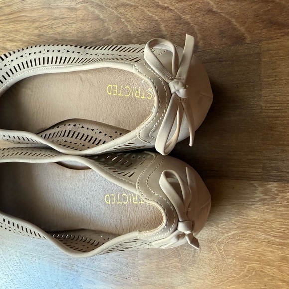 Restricted flat shoes size 9 - Picture 2 of 3